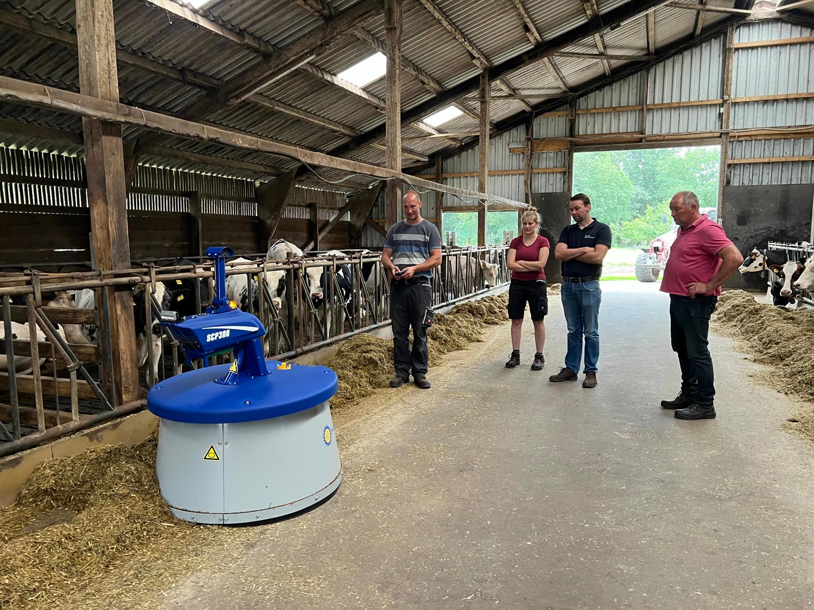 NIMBO im Stall mit Landwirten